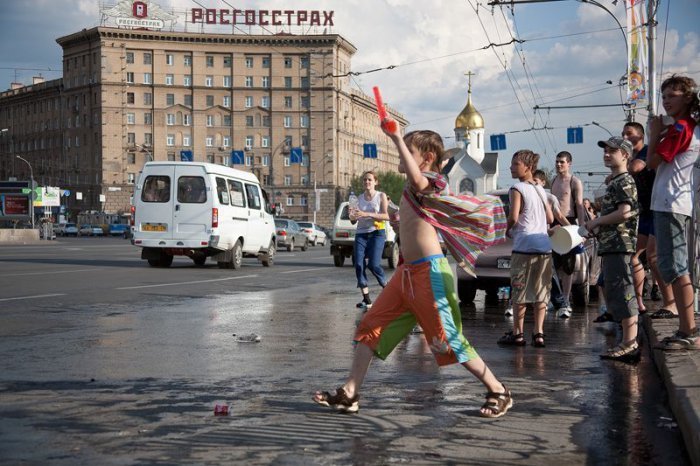 Веселящимся новосибирцам запретили обливать автомобили